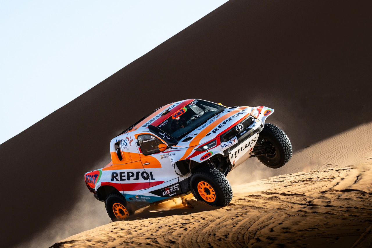 Toyota Repsol en acción, mostrando su potencia en el Dakar 2025.