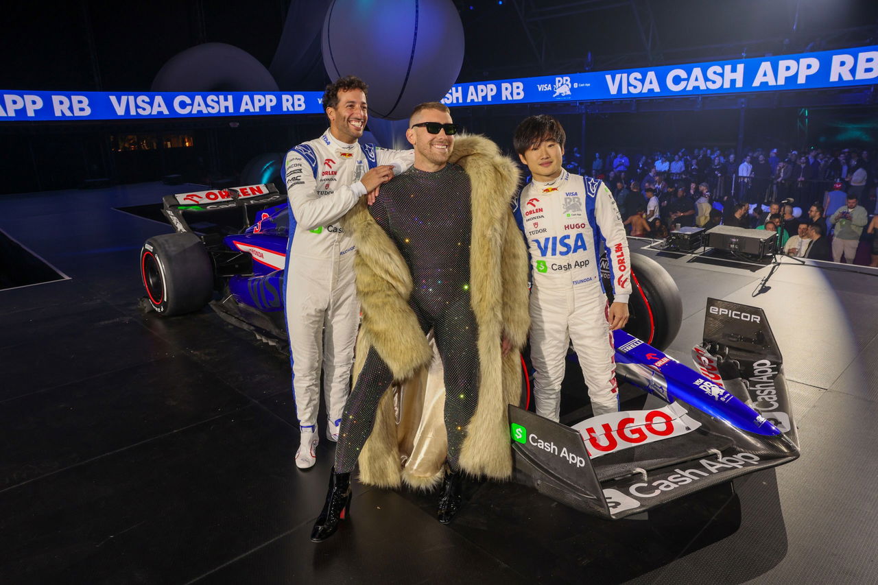 Presentación de los pilotos junto al coche promocional de la escudería.