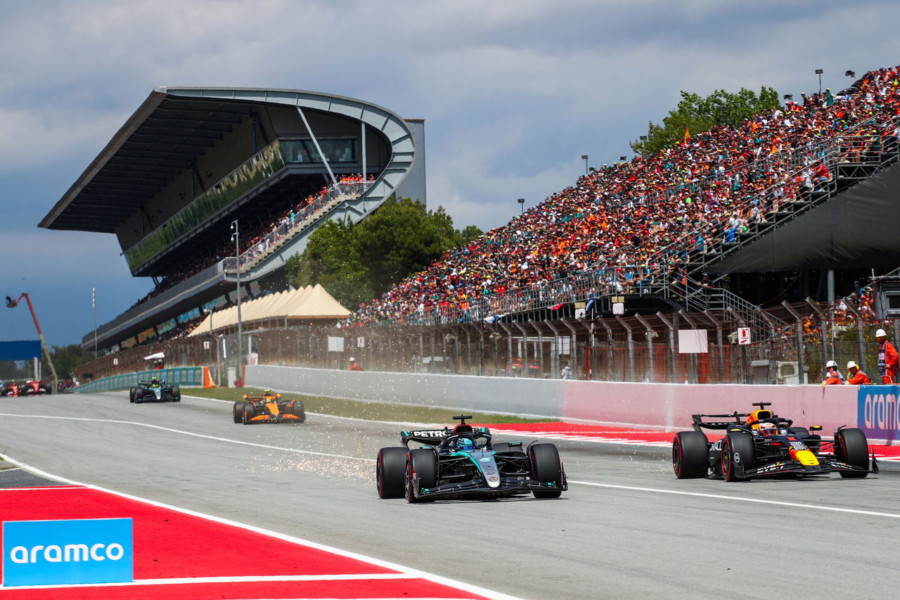 George Russell supera a coches en una emocionante carrera con McLaren al fondo.