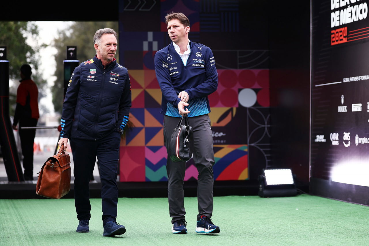 Christian Horner y equipo de Red Bull discuten estrategias en el paddock.
