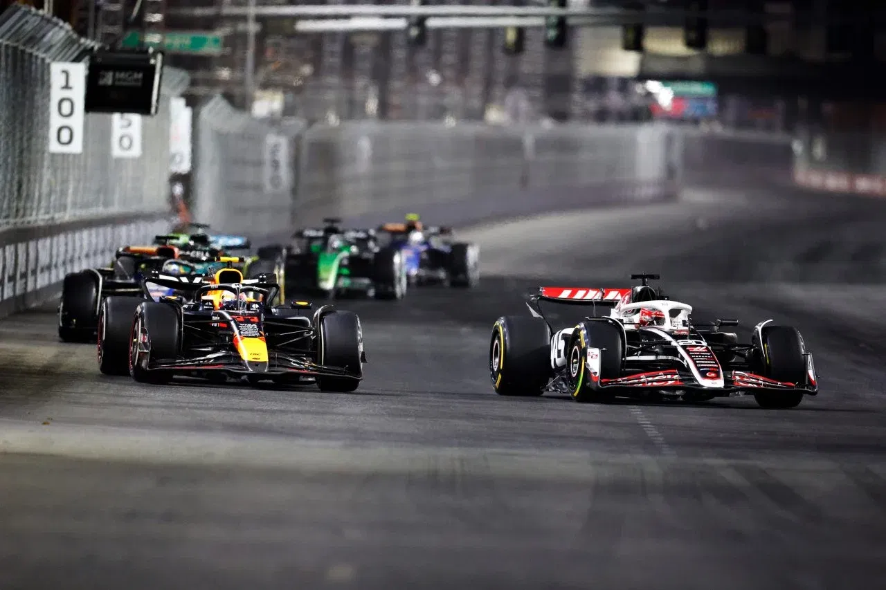 LAS VEGAS, NEVADA - NOVEMBER 23: Kevin Magnussen of Denmark driving the (20) Haas F1 VF-24 Ferrari leads Sergio Perez of Mexico driving the (11) Oracle Red Bull Racing RB20 on track during the F1 Grand Prix of Las Vegas at Las Vegas Strip Circuit on November 23, 2024 in Las Vegas, Nevada. (Photo by Chris Graythen/Getty Images) // Getty Images / Red Bull Content Pool // SI202411240398 // Usage for editorial use only // Imagen de la carrera en Las Vegas