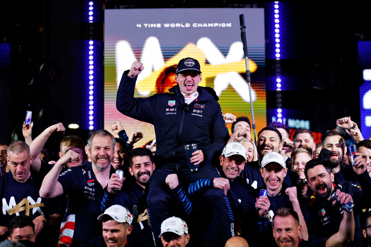 Max Verstappen celebra su cuarto campeonato con el equipo en un ambiente festivo.