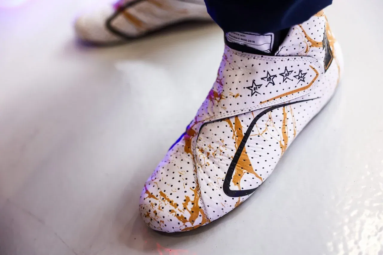 LUSAIL CITY, QATAR - NOVEMBER 29: A detailed view of the boots of Max Verstappen of the Netherlands and Oracle Red Bull Racing during Sprint Qualifying ahead of the F1 Grand Prix of Qatar at Lusail International Circuit on November 29, 2024 in Lusail City, Qatar. (Photo by Mark Thompson/Getty Images) Detalle de las botas de Max Verstappen