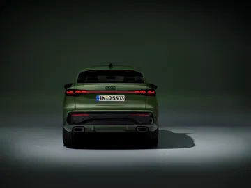 Vista trasera del Audi Q5 Sportback, resaltando su diseño elegante y contemporáneo.