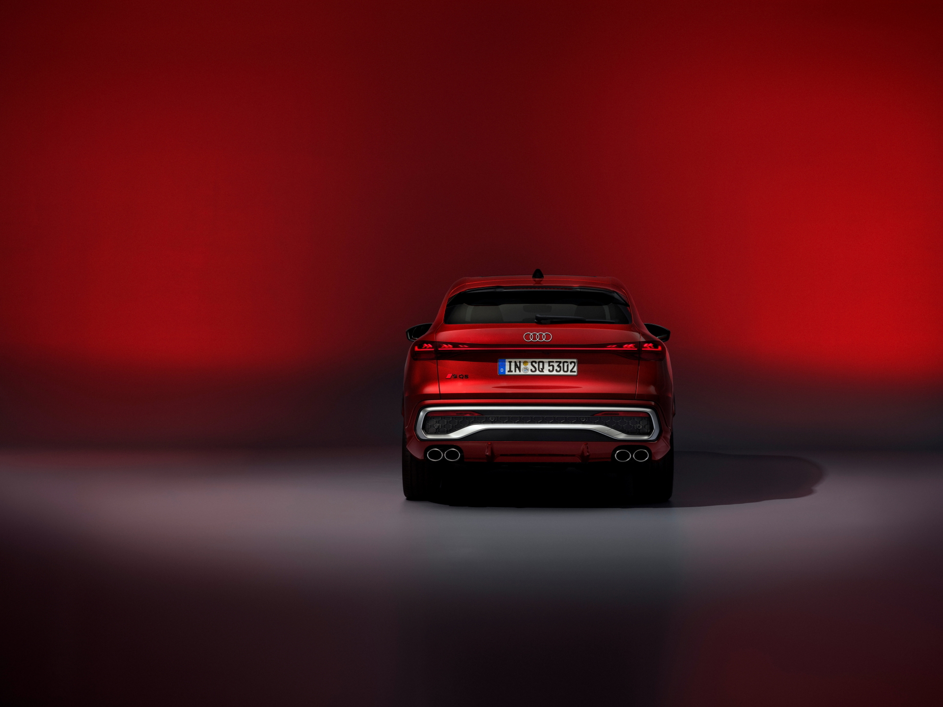 Vista trasera del Audi Q5 Sportback, resaltando su diseño dinámico y moderno.