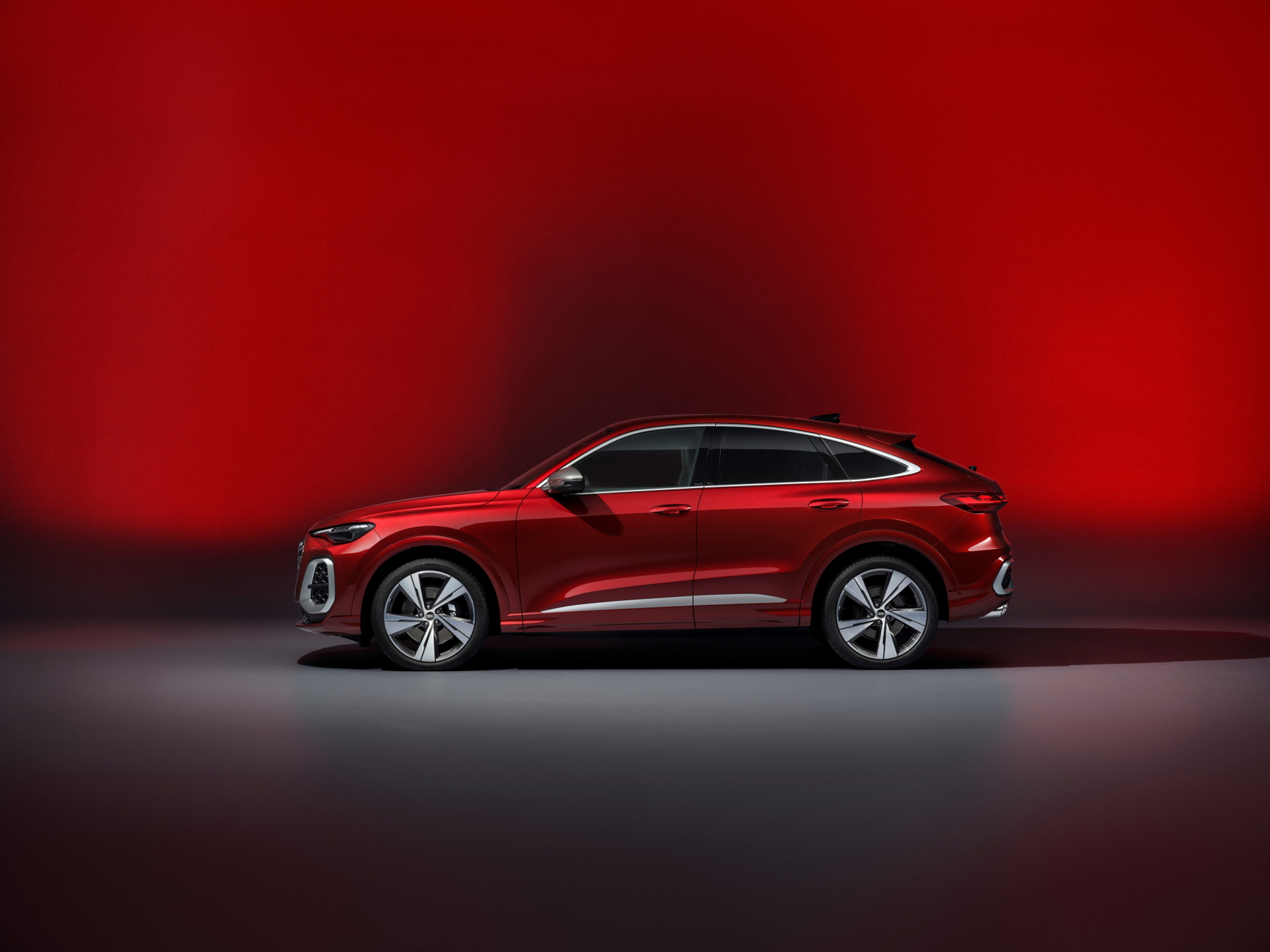 Nuevas líneas del Audi Q5 Sportback, destacando su dinamismo y estilo elegante.