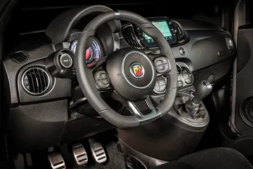 Vista detallada del salpicadero y volante del Abarth 500 Híbrido.