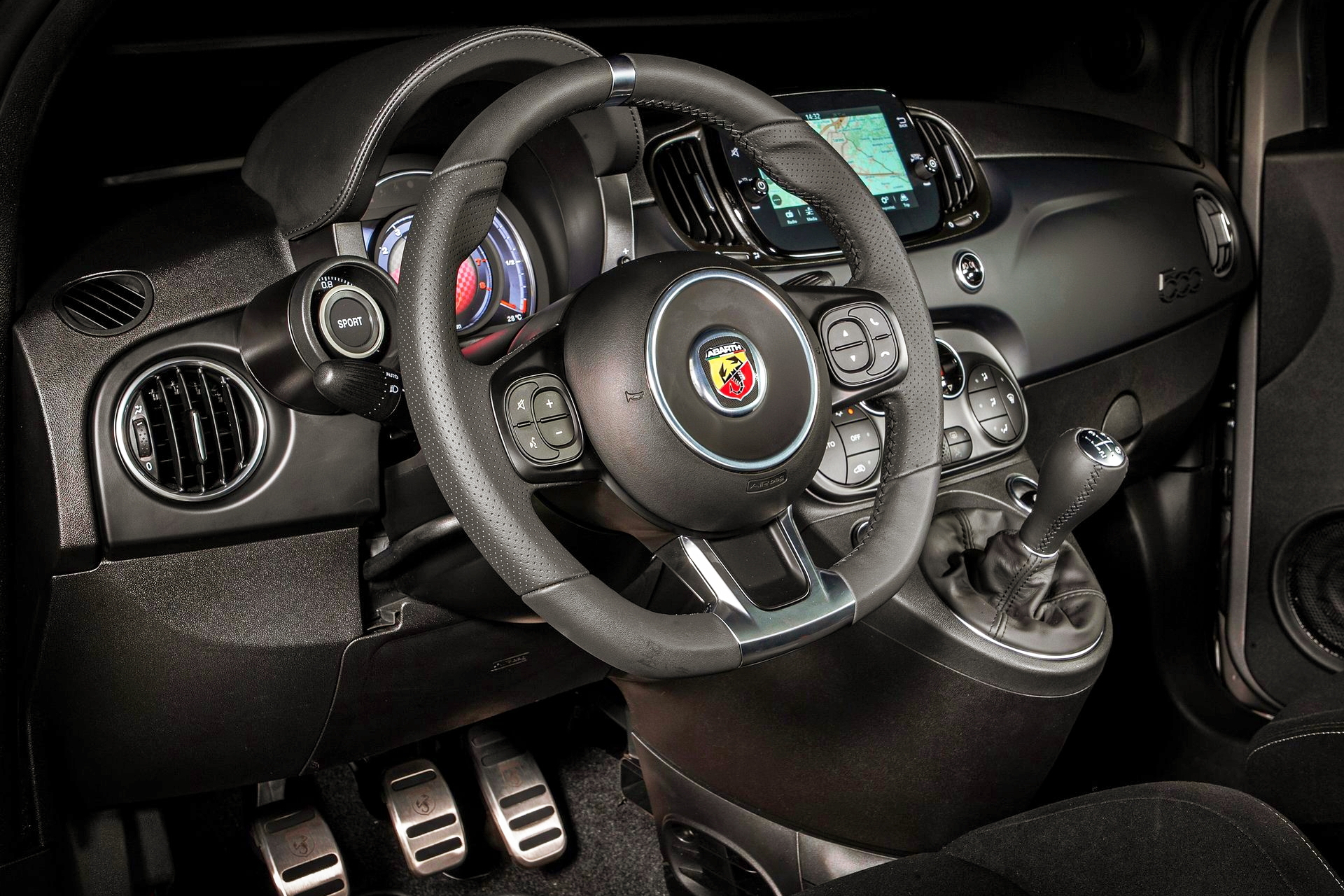 Vista detallada del salpicadero y volante del Abarth 500 Híbrido.
