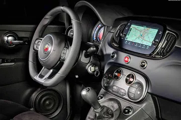 Interior del Abarth 500 híbrido, con detalles modernos y funcionales.