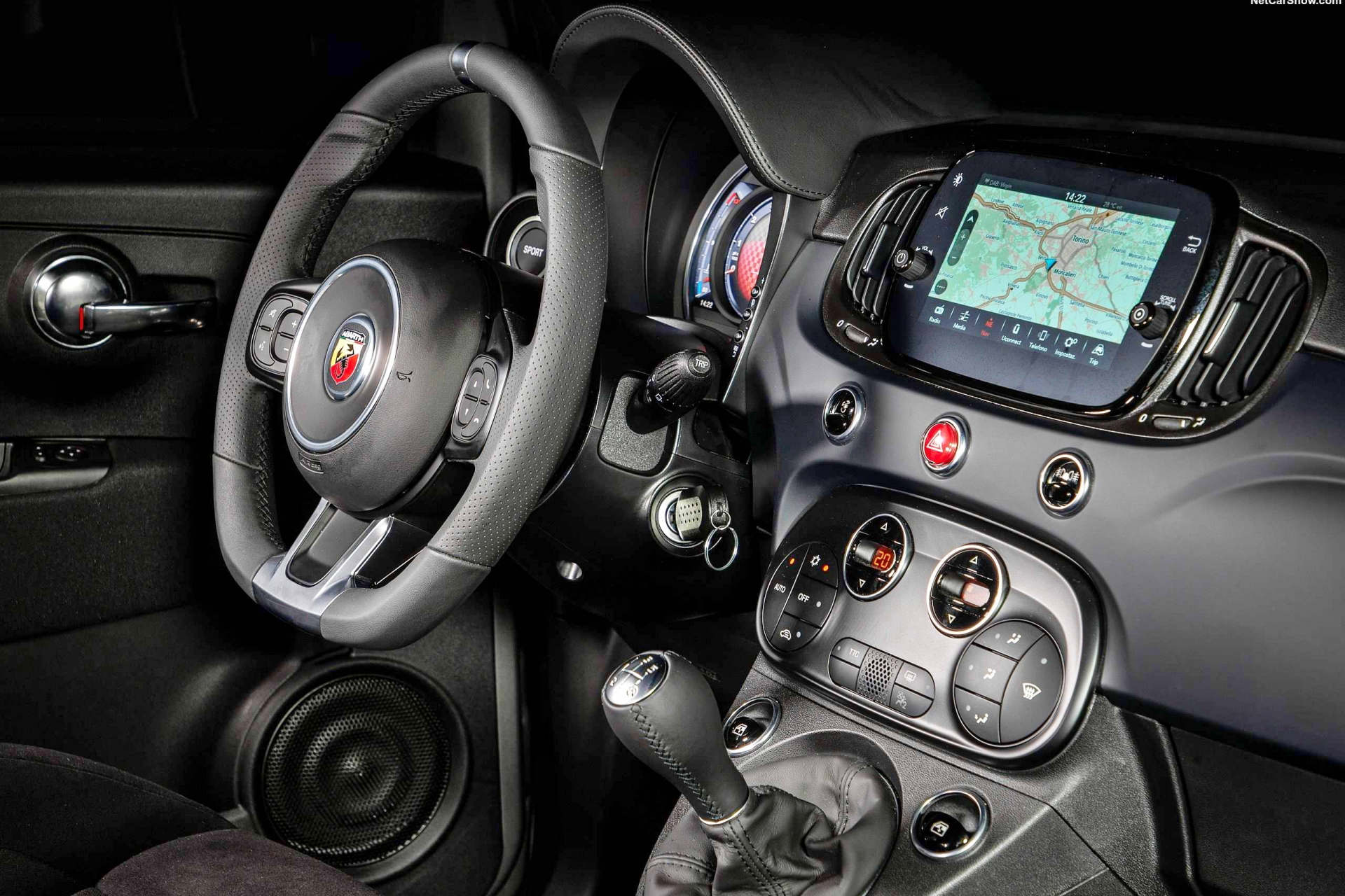 Interior del Abarth 500 híbrido, con detalles modernos y funcionales.