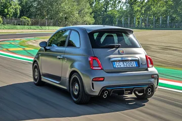La imagen muestra la parte trasera y lateral del Abarth 500 híbrido.