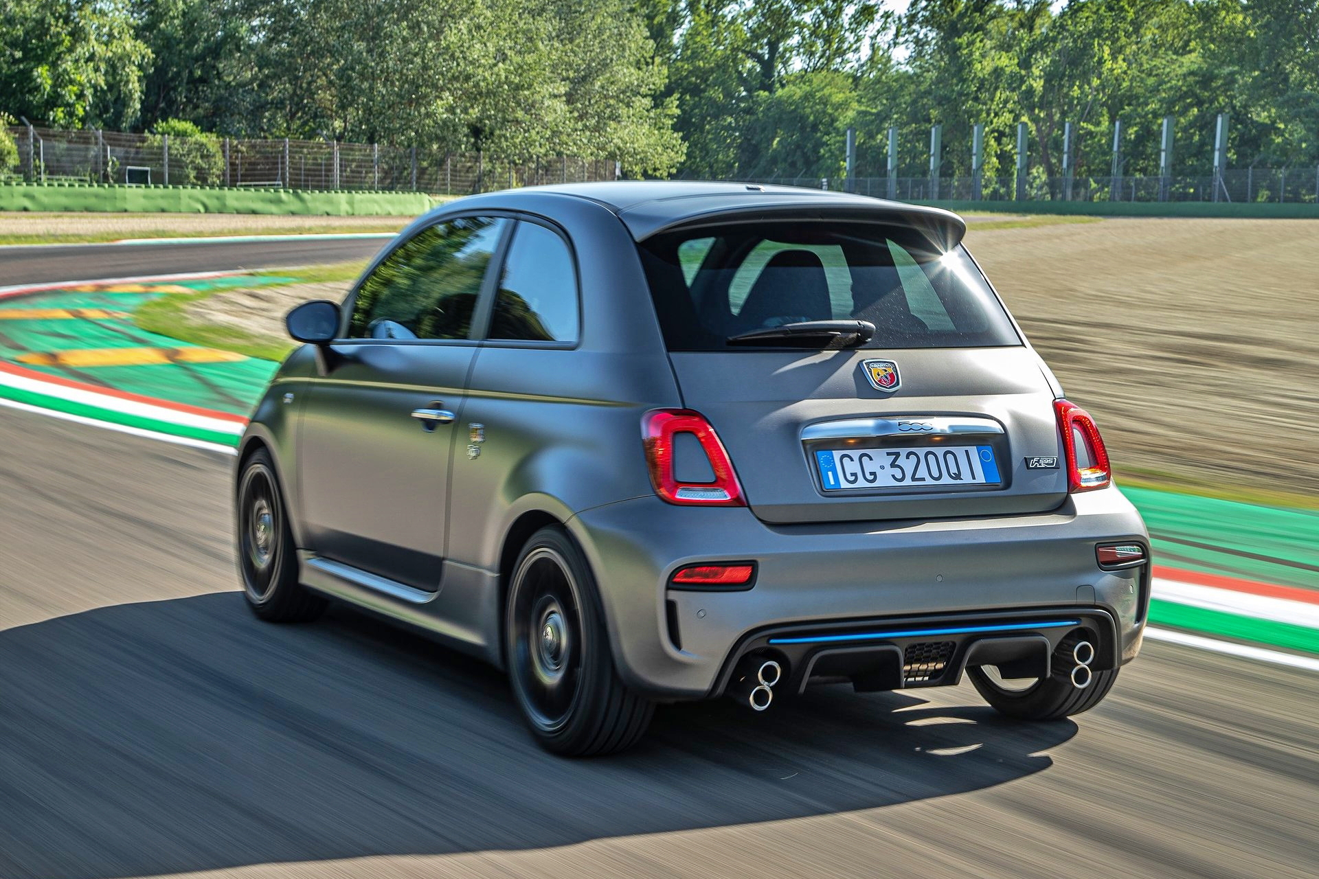 La imagen muestra la parte trasera y lateral del Abarth 500 híbrido.