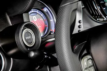Vista del panel de instrumentación del Abarth 500 híbrido, destacando su diseño deportivo.