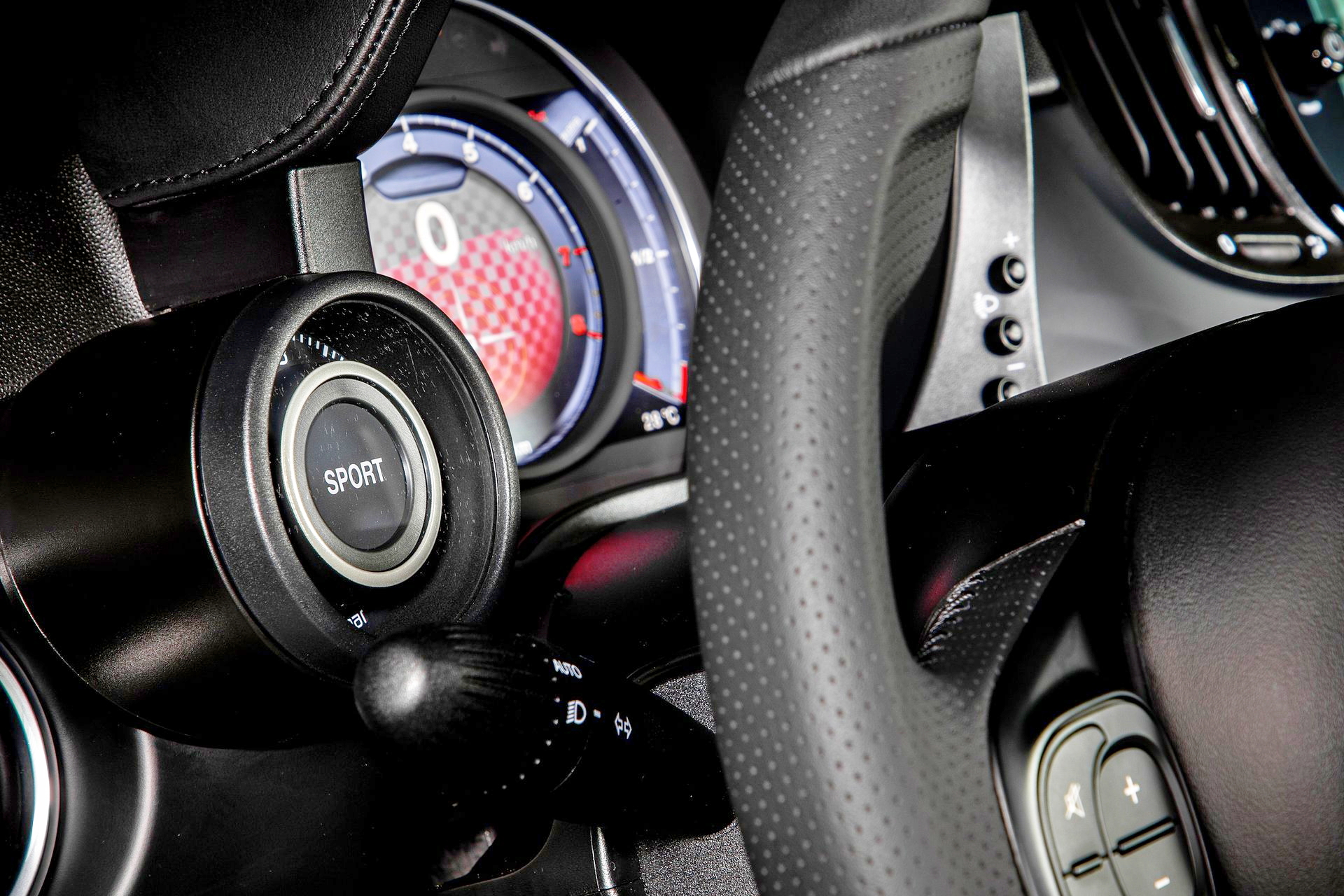 Vista del panel de instrumentación del Abarth 500 híbrido, destacando su diseño deportivo.