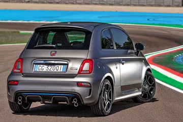 El Abarth 500 híbrido destaca por su enfoque deportivo y un diseño compacto.