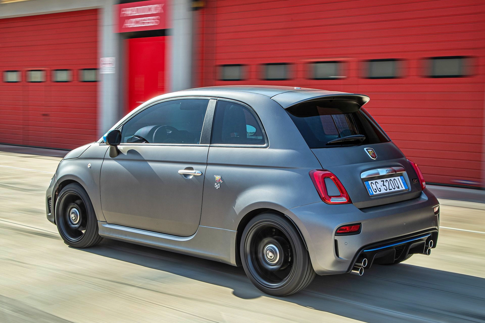 El Abarth 500 híbrido muestra un diseño compacto y atractivo, aunque su futuro es incierto.