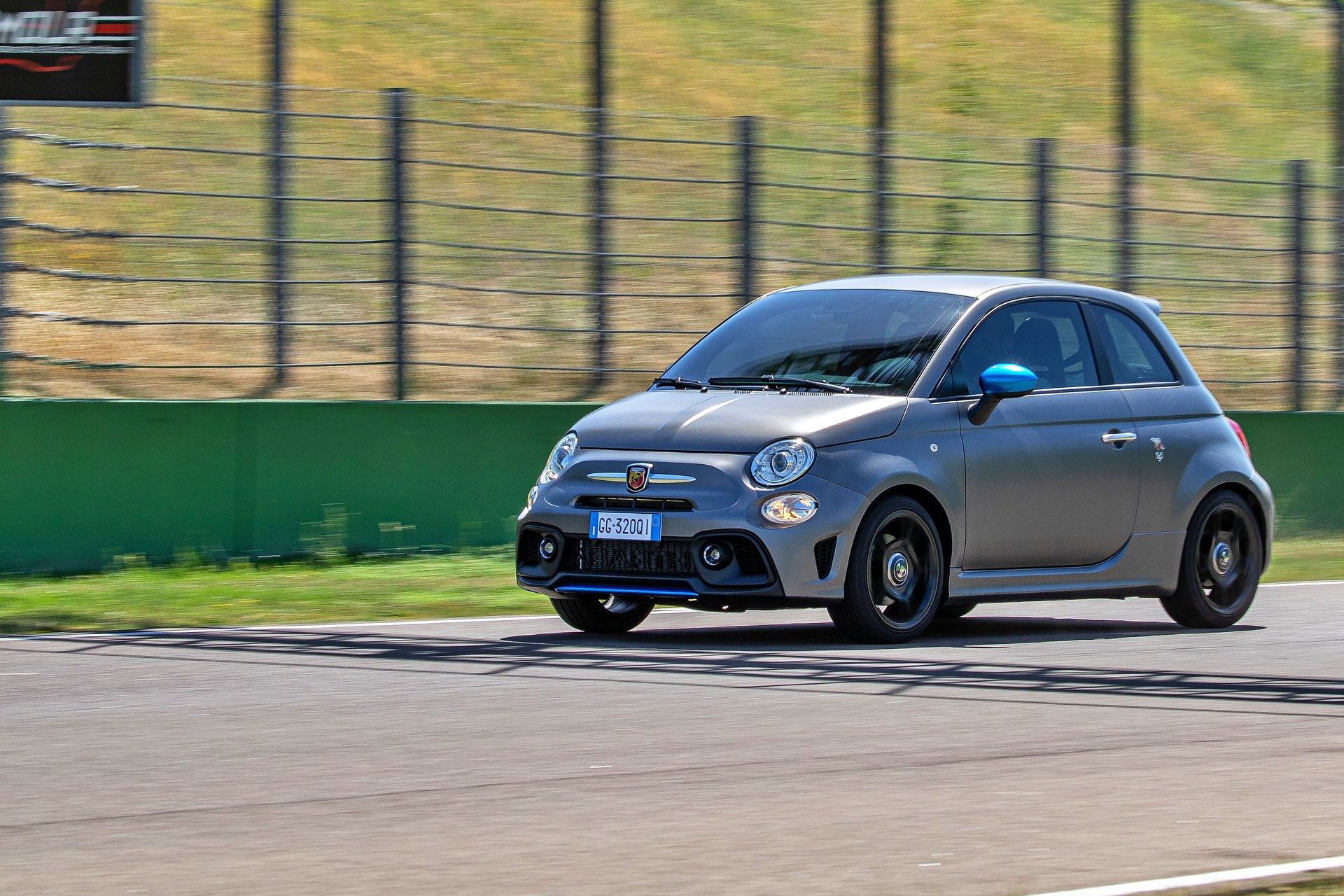 El Abarth 500 híbrido es un modelo que destaca por su diseño deportivo y ágil.