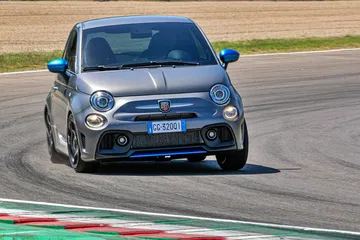 El Abarth 500 híbrido destaca por su diseño compacto y deportivo.
