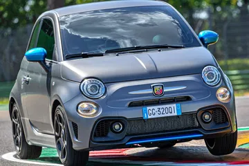 El Abarth 500 híbrido, un pequeño deportivo con 136 CV y eficiente consumo.