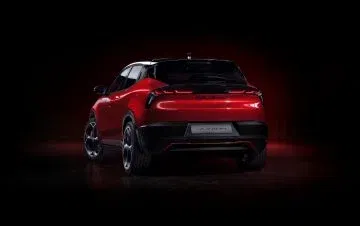 Vista trasera y lateral del Alfa Romeo Junior Veloce, destacando su diseño deportivo. Vista trasera y lateral del Alfa Romeo Junior Veloce, destacando su diseño deportivo.