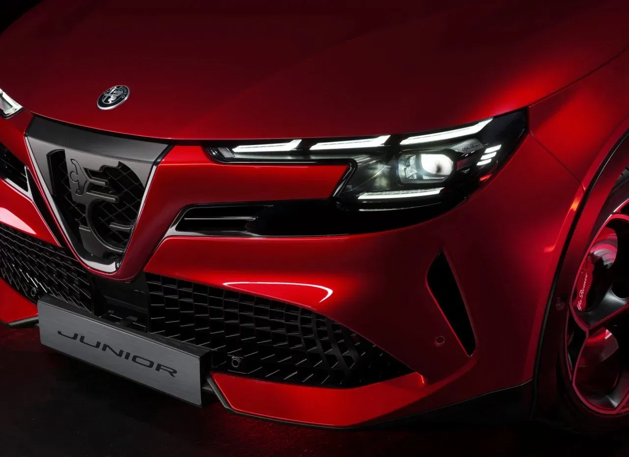 Vista frontal del Alfa Romeo Junior Veloce, destacando su diseño agresivo y deportivo.