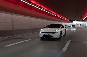 Presentamos el Zeekr 001, un coupé eléctrico que destaca por su diseño futurista.