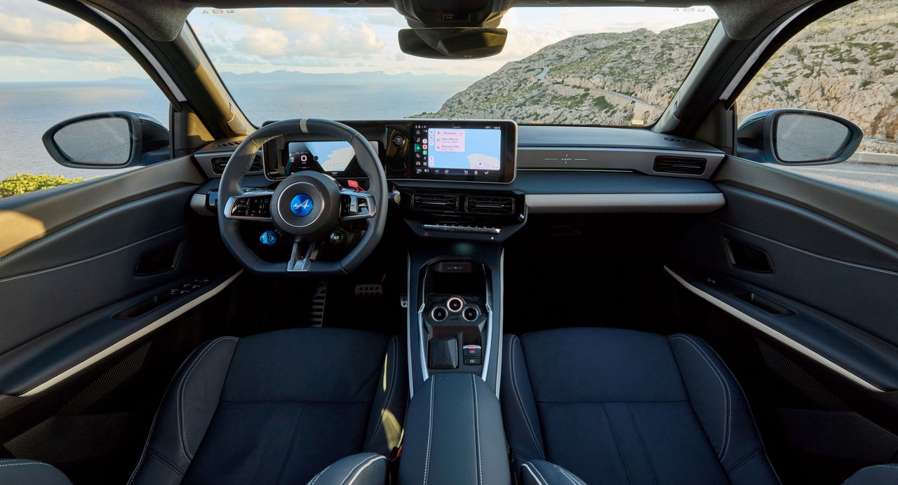 Interior del Alpine A290, con diseño moderno y tecnológico.
