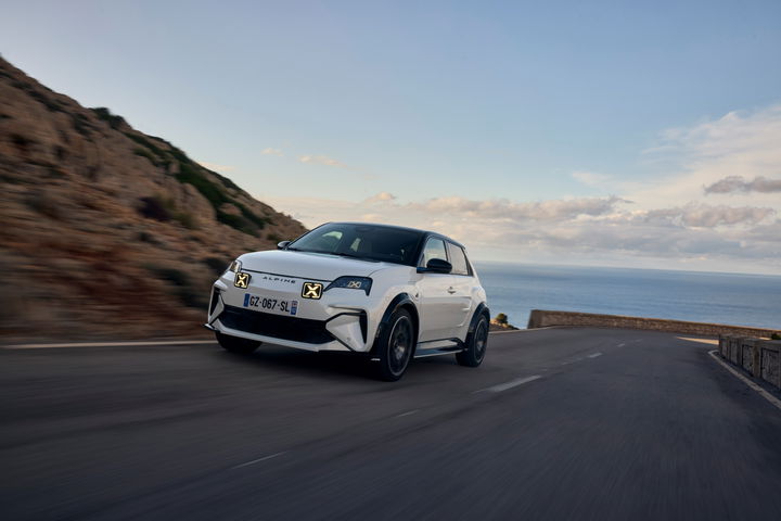 El Alpine A290 desata su esencia deportiva en la carretera con un diseño atrevido.