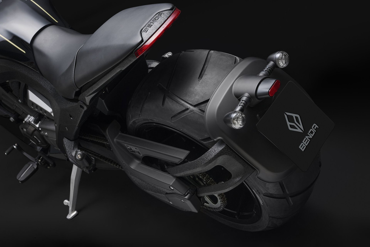 Perfil distintivo de la Benda LF 700 con su diseño aerodinámico Perfil distintivo de la Benda LF 700 con su diseño aerodinámico