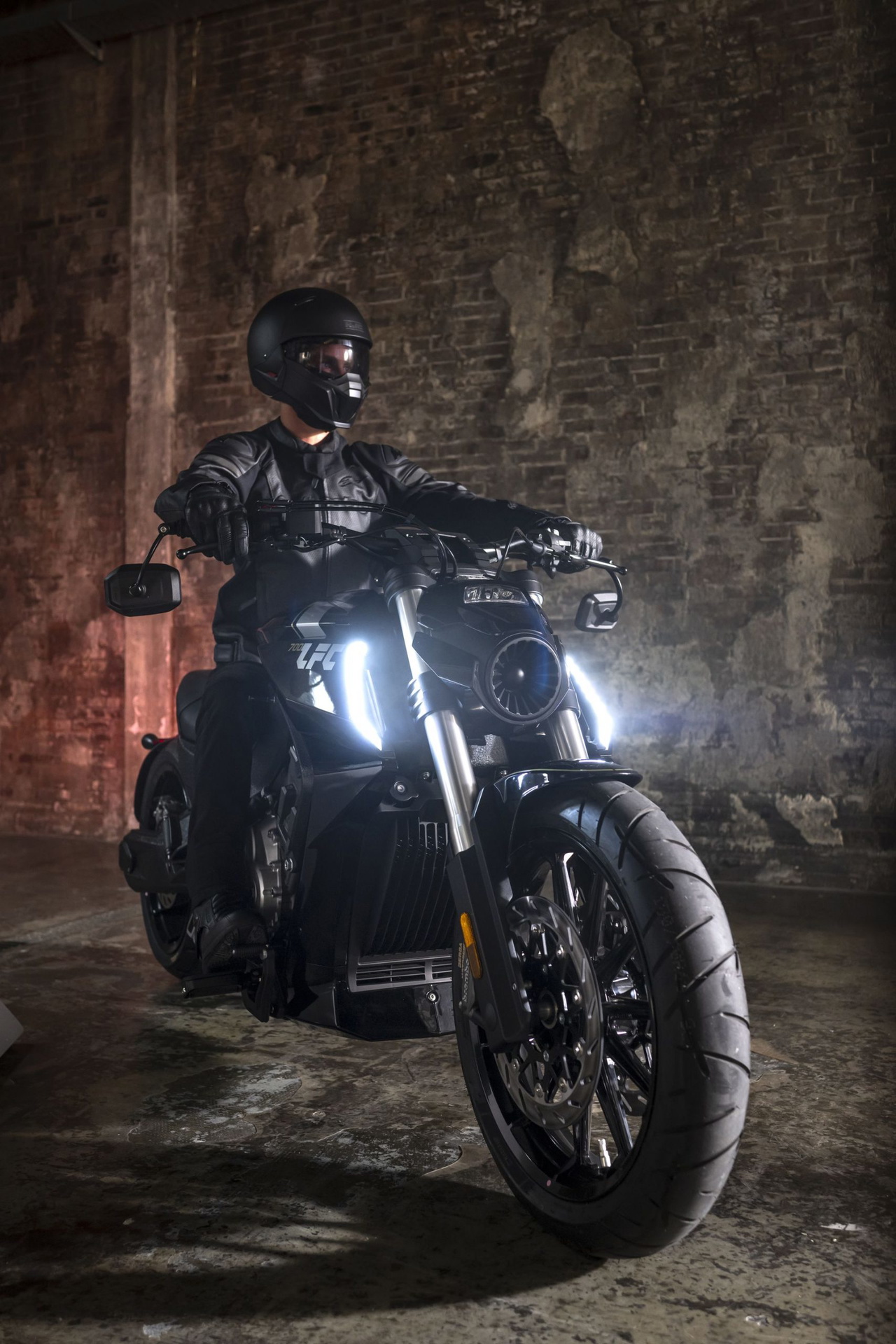 La Benda LF 700 destaca por su diseño imponente y tecnología avanzada. Ideal para quienes buscan singularidad. La Benda LF 700 destaca por su diseño imponente y tecnología avanzada. Ideal para quienes buscan singularidad.