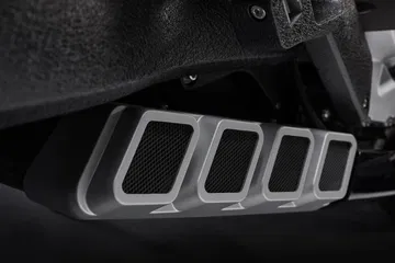 Vista detallada del sistema de escape del BENDA LF 700, mostrando diseño robusto y rendimiento. Vista detallada del sistema de escape del BENDA LF 700, mostrando diseño robusto y rendimiento.