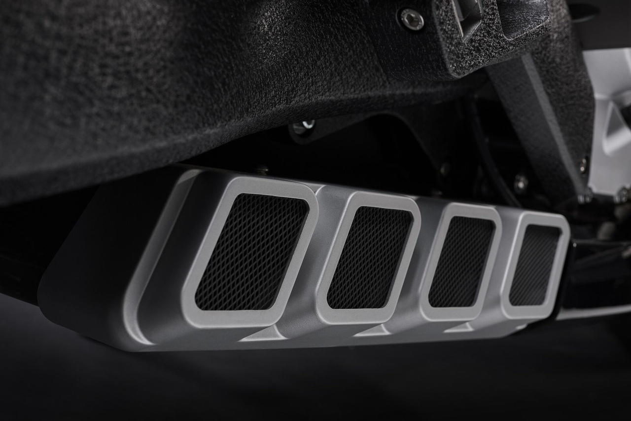 Vista detallada del sistema de escape del BENDA LF 700, mostrando diseño robusto y rendimiento. Vista detallada del sistema de escape del BENDA LF 700, mostrando diseño robusto y rendimiento.