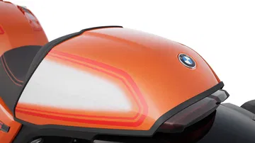 Vista trasera de la BMW R 12 S 2025, combina modernidad con el encanto de los setenta.