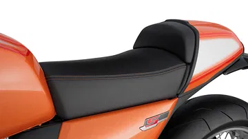 Asiento de diseño moderno con un toque retro, combinando confort y estilo.