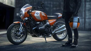 La BMW R 12 S fusiona modernidad y el encanto de los setenta en una motocicleta única.