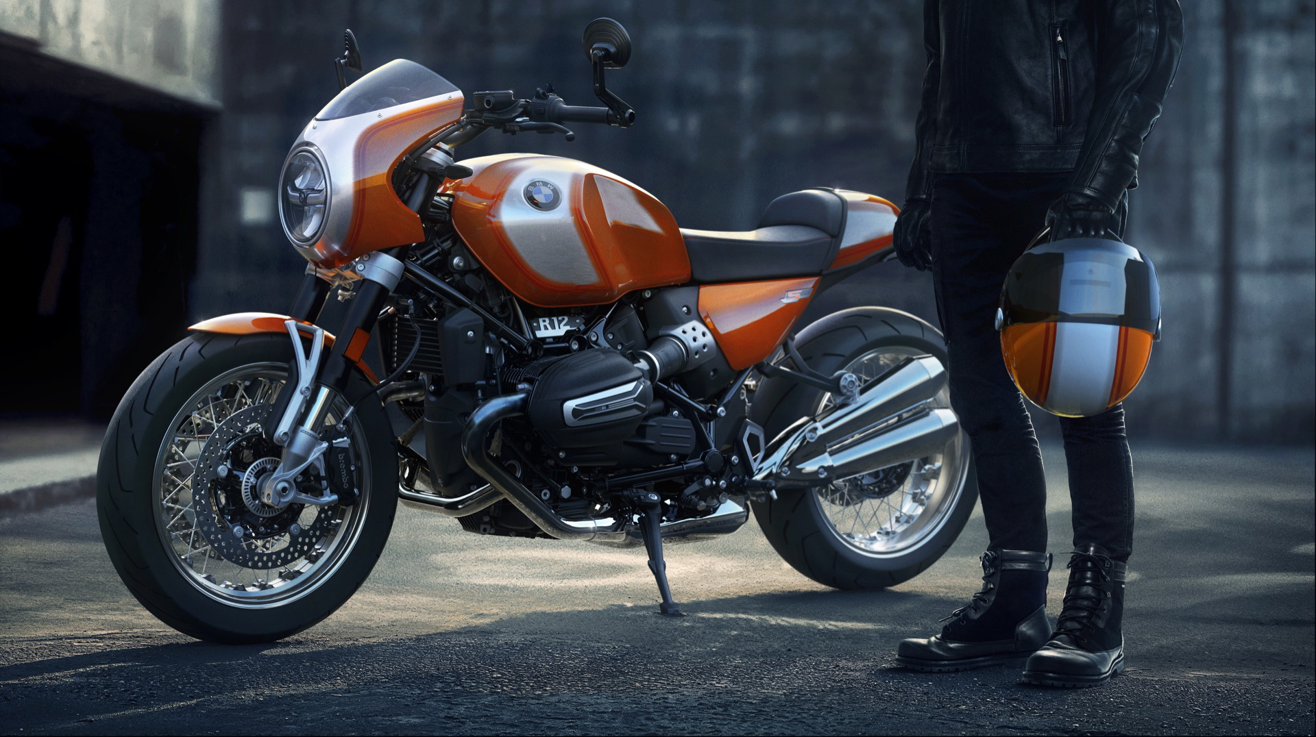 La BMW R 12 S fusiona modernidad y el encanto de los setenta en una motocicleta única.