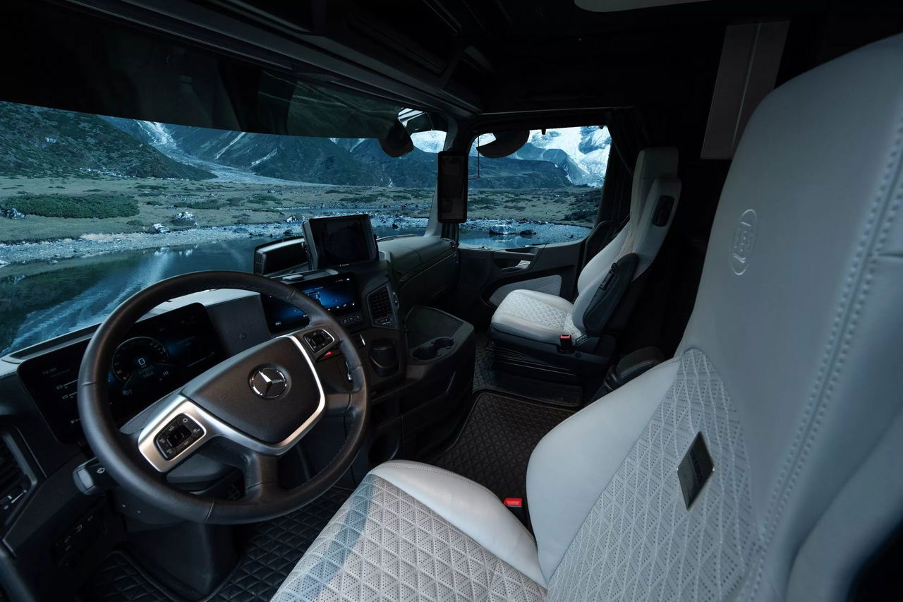 Vista detallada del interior del Brabus Big Boy, con asientos de lujo y diseño exclusivo.