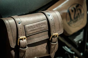 Detalle de la bolsa de cuero de la Brixton Cromwell 125.