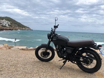 La Brixton Cromwell 125 destaca por su diseño retro y su espíritu aventurero. Perfecta para paseos costeros.
