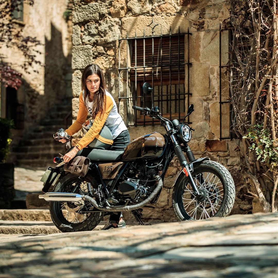 La Brixton Cromwell 125 es una motocicleta elegante y urbana, ideal para el día a día.