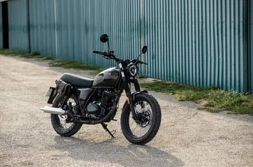 La Brixton Cromwell 125 destaca por su diseño retro y elegante, ideal para la ciudad.