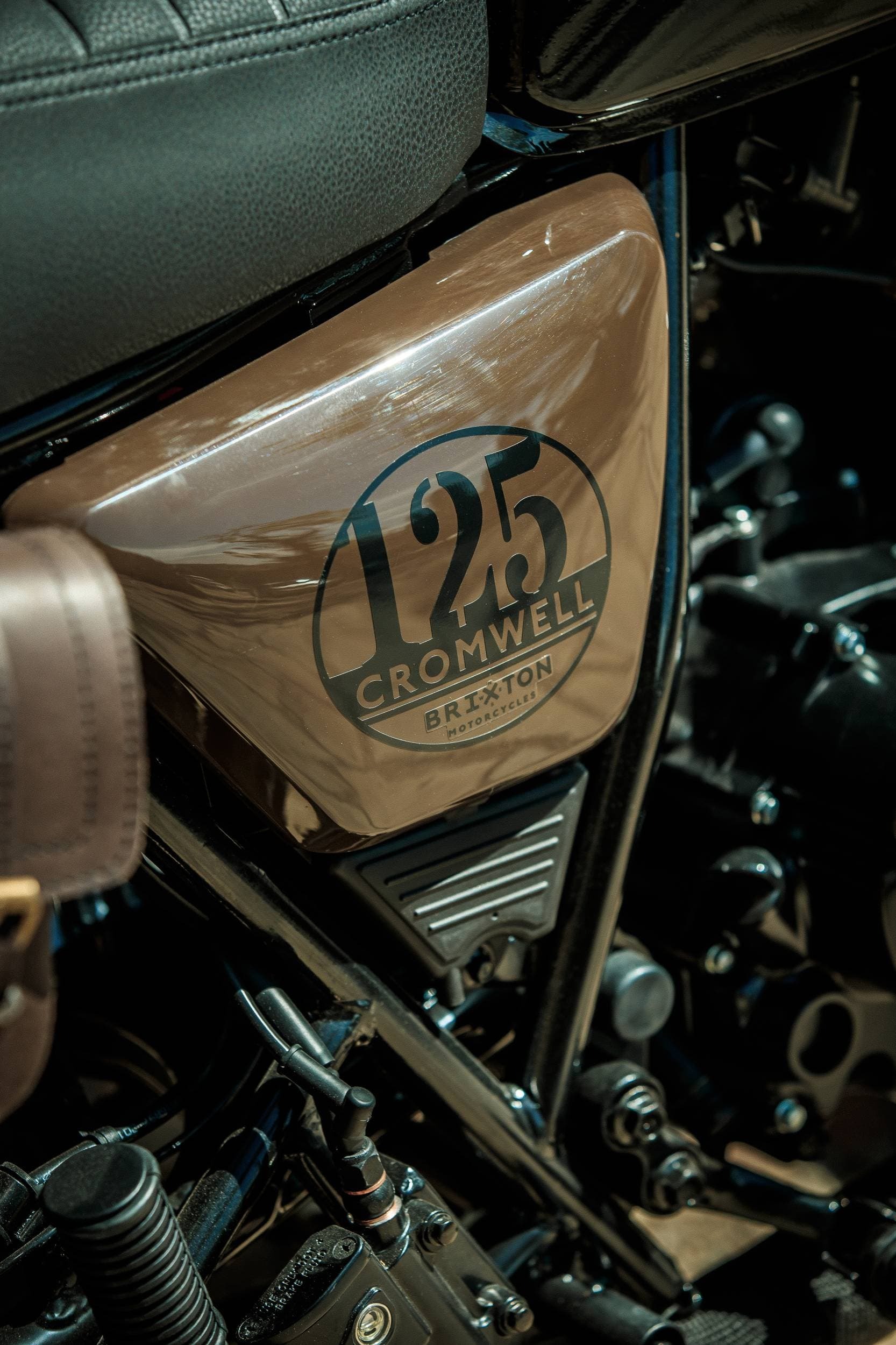 Logo de la Brixton Cromwell 125, reflejo de su estilo clásico