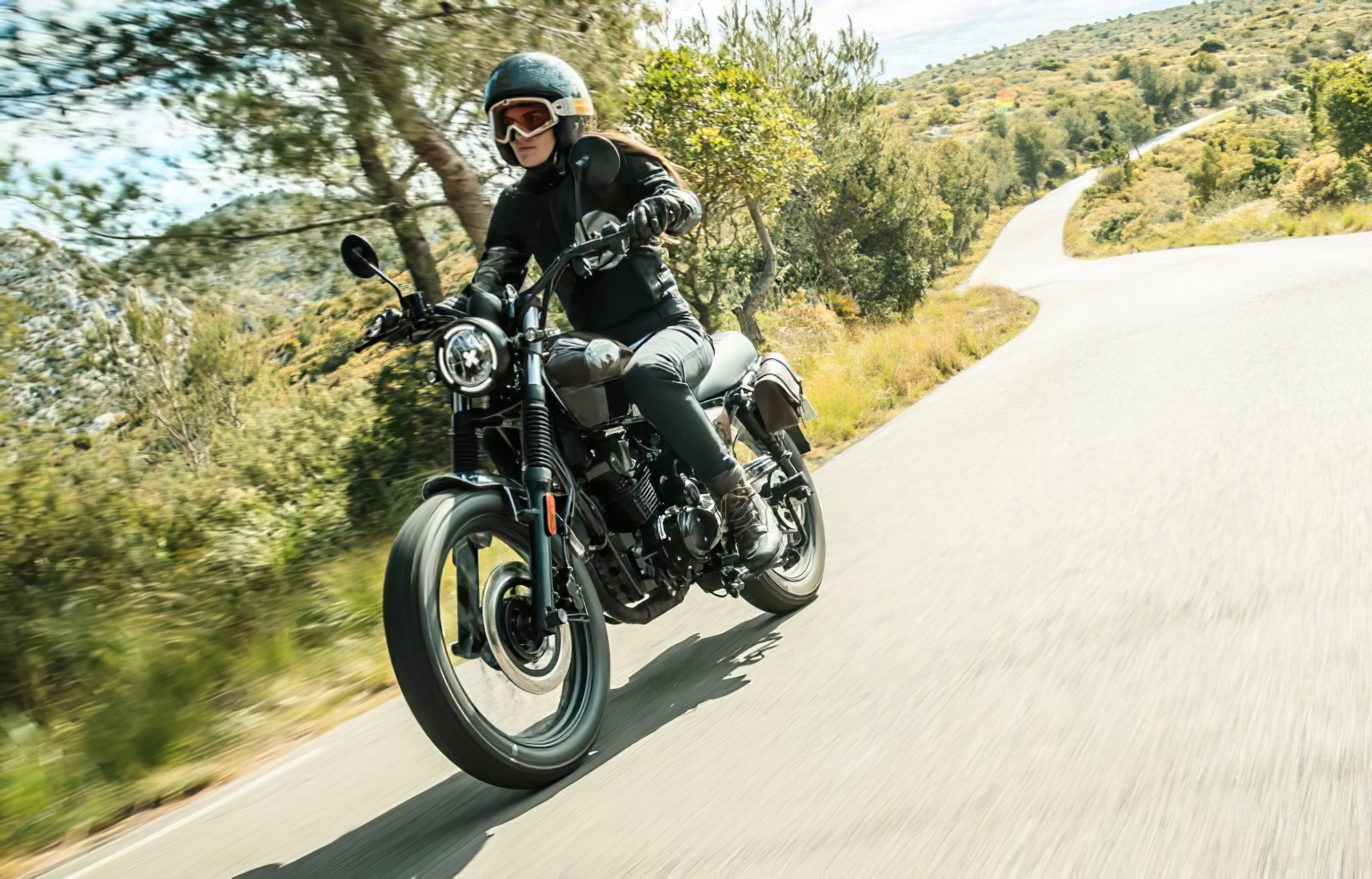 La Brixton Cromwell 125 se presenta en un entorno natural, mostrando su estilo vintage.