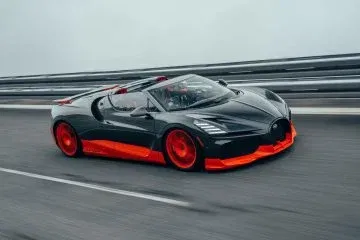 Volando a 454 km/h y con un precio de 14 millones de euros, este es el nuevo descapotable más rápido del mundo. Volando a 454 km/h y con un precio de 14 millones de euros, este es el nuevo descapotable más rápido del mundo.