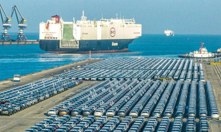 Flota de veh&iacute;culos el&eacute;ctricos BYD esperando exportaci&oacute;n.
