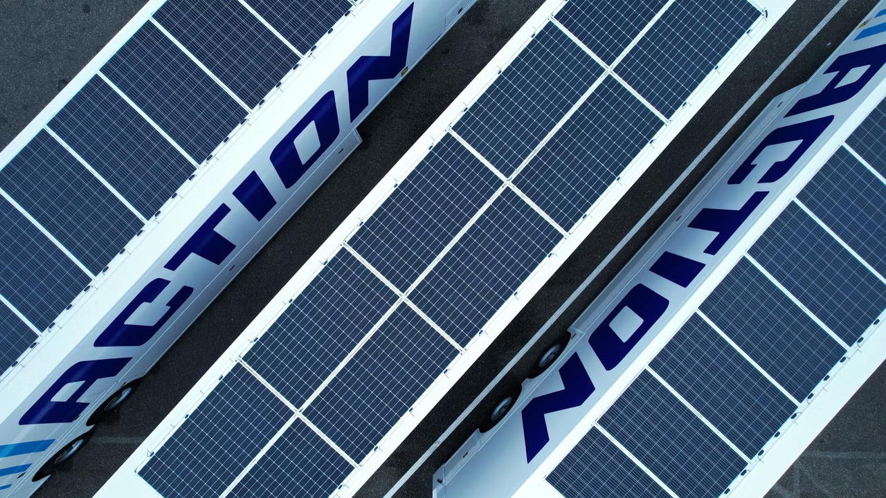 Paneles solares instalados en techo de camión diésel. Paneles solares instalados en techo de camión diésel.