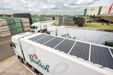 Camión diésel con paneles solares en el techo para reducir consumo.