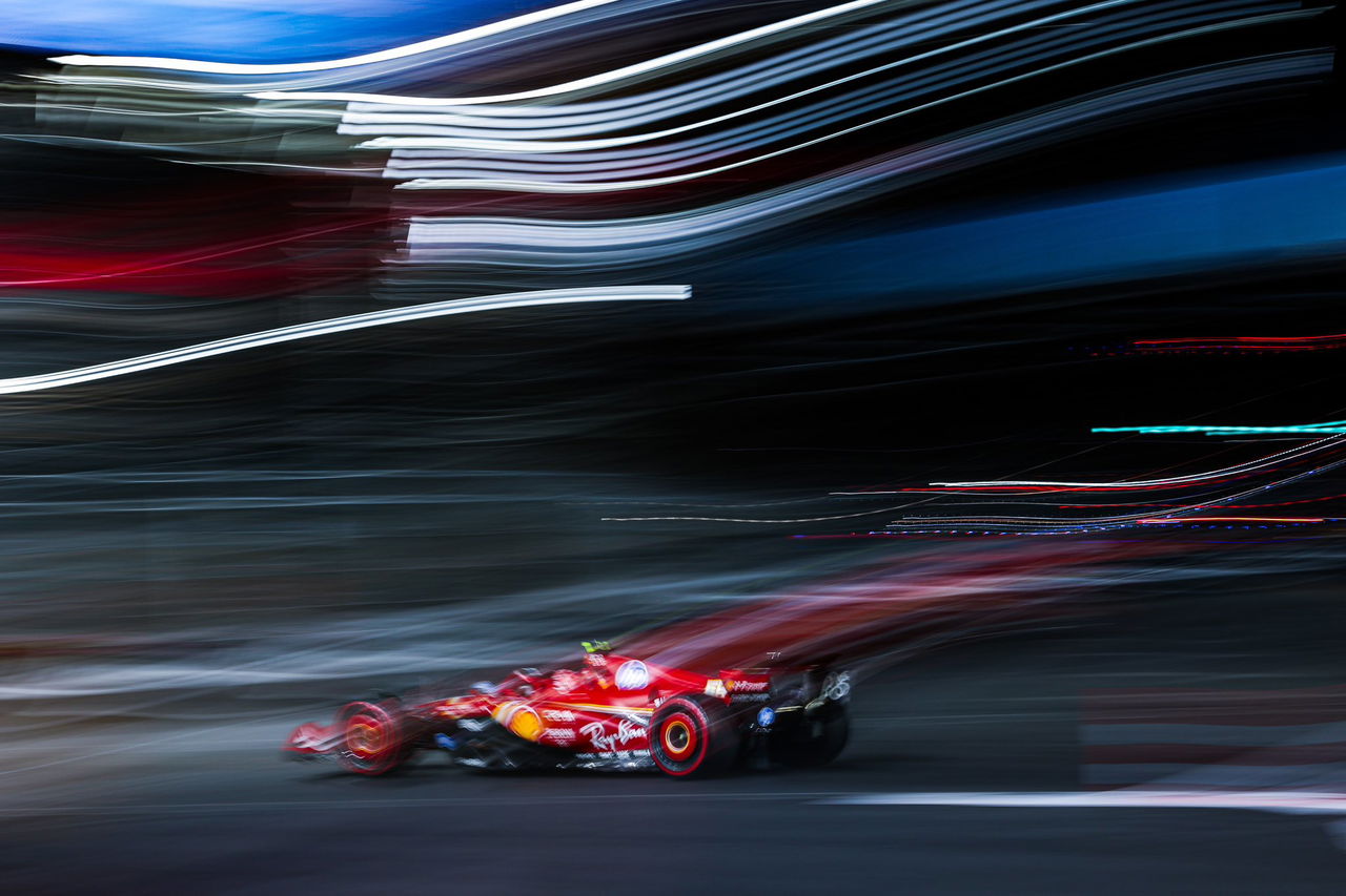 Carlos Sainz a toda velocidad en Las Vegas, mostrando el potencial del Ferrari.