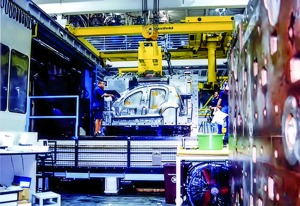 Imagen del proceso de ensamblaje en la fábrica de Chrysler, mostrando el motor en desarrollo.