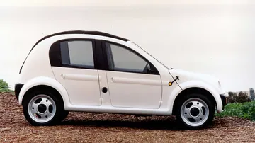 Vista lateral del Chrysler CCV, destacando su diseño compacto y contemporáneo.